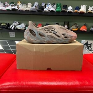 ADIDAS YEEZY FOAM RUNNER SZ 9M/10.5 W USED